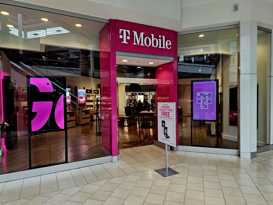 Foto del exterior de la tienda T-Mobile en Pheasant Lane Mall-First Floor, Nashua, NH