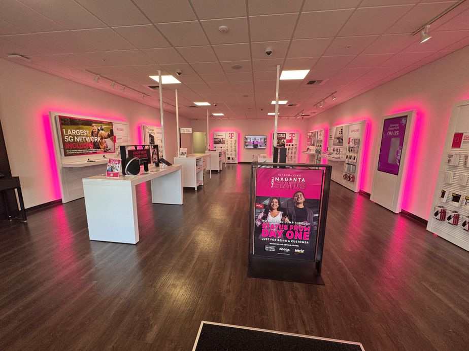 Interior photo of T-Mobile Store at Nob Hill Blvd & W Prasch Ave, Yakima, WA