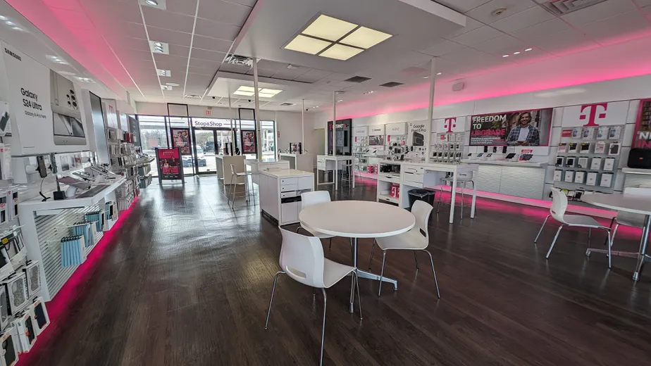 Foto del interior de la tienda T-Mobile en Johnston Plaza on Atwood, Johnston, RI