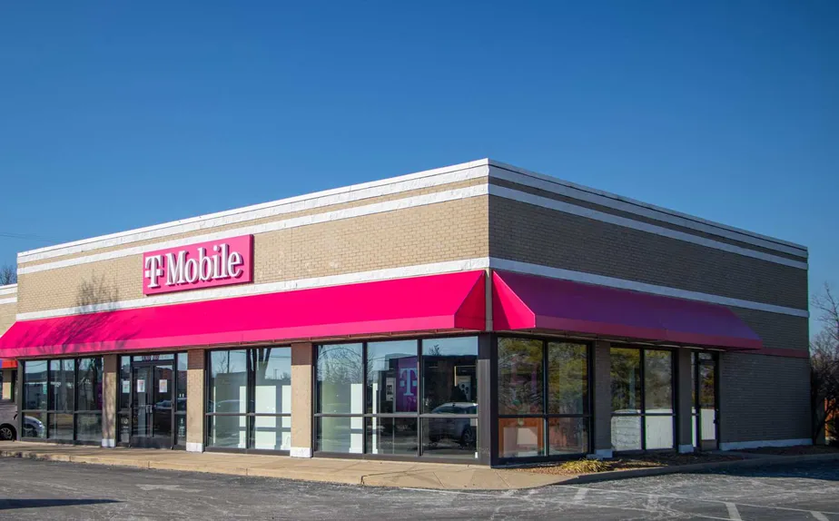Exterior photo of T-Mobile Store at Manchester Rd & Mar El Ct, Ellisville, MO