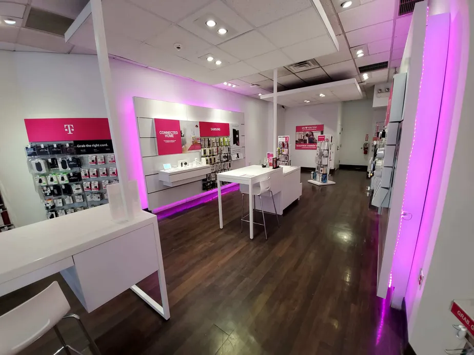 Foto del interior de la tienda T-Mobile en 106th & 3rd Nyc, New York, NY