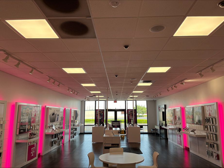 Interior photo of T-Mobile Store at Yakima Valley Hwy & Morgan Rd, Sunnyside, WA