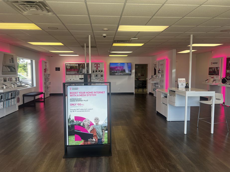 Interior photo of T-Mobile Store at Nthrn Dr NE & Plainfield Av NE, Grand Rapids, MI