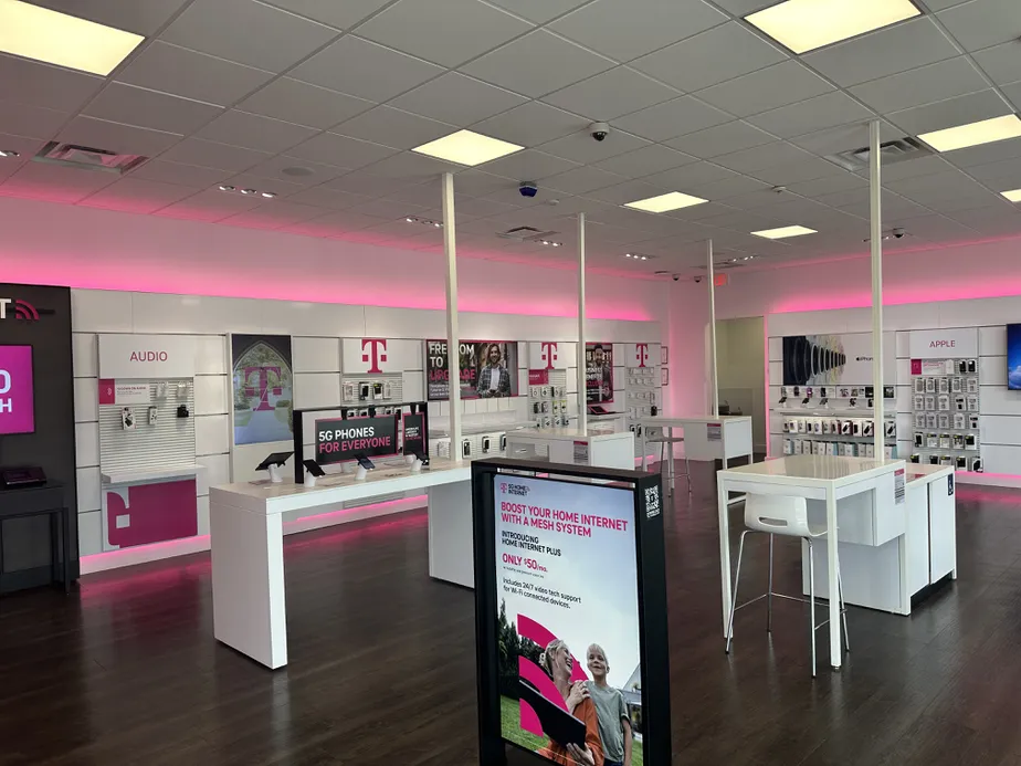  Interior photo of T-Mobile Store at Bristol at the Pinnacle, Bristol, TN 