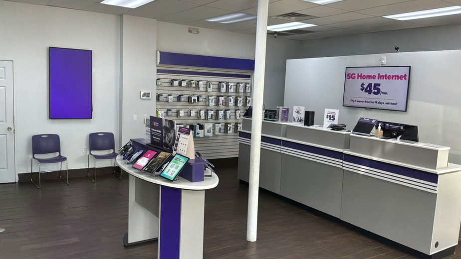 Metro by T-Mobile 900 W Rosedale St - 900 W Rosedale St 