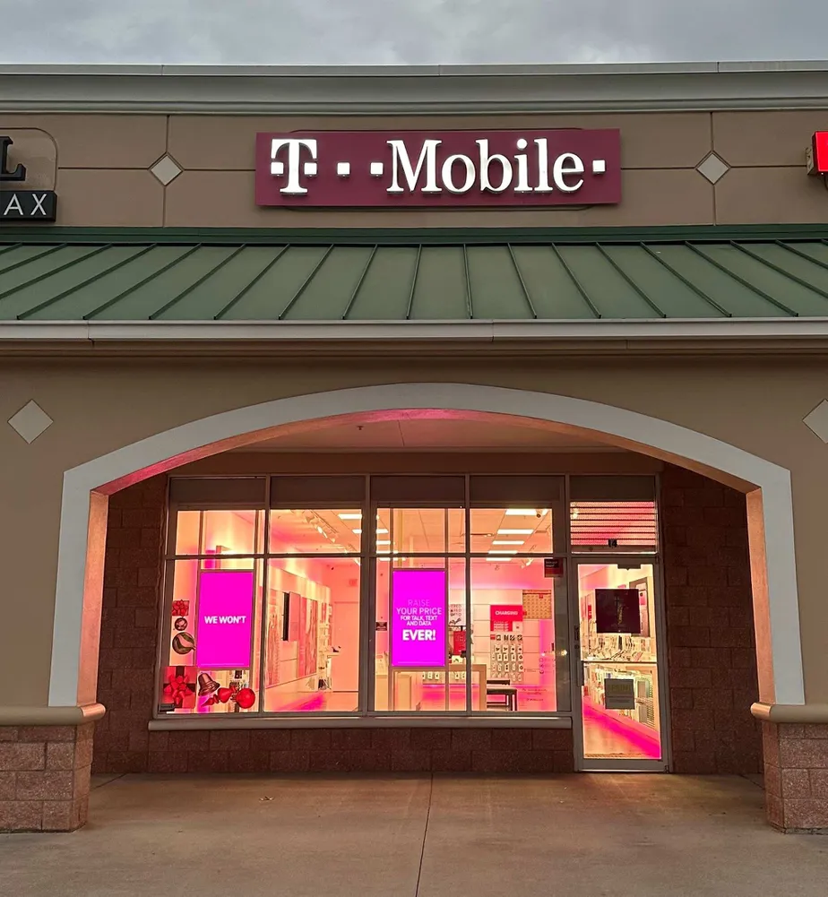 Exterior photo of T-Mobile Store at US 192 & Hwy 27, Clermont, FL