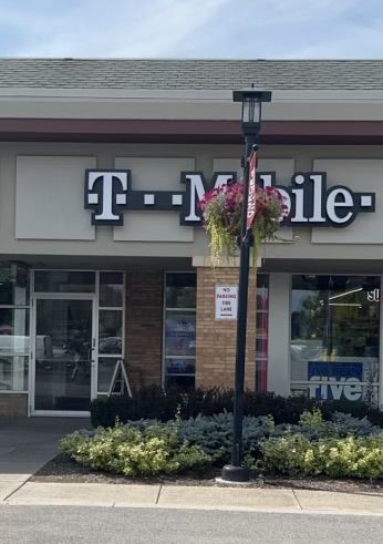 Exterior photo of T-Mobile Store at Tops Plaza, East Aurora, NY