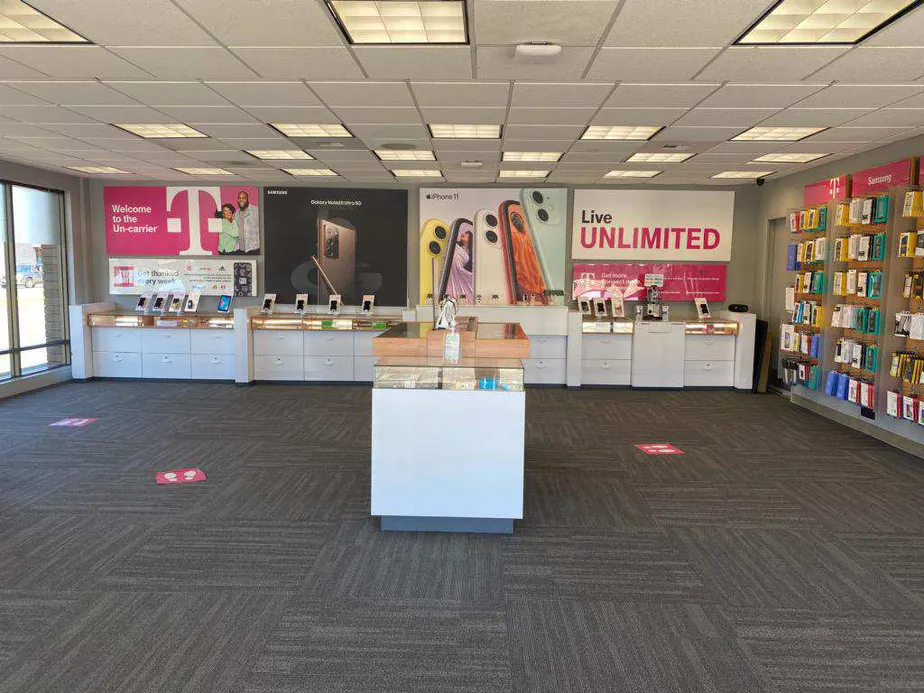 Foto del interior de la tienda T-Mobile en Washington Way & 15th Ave, Longview, WA