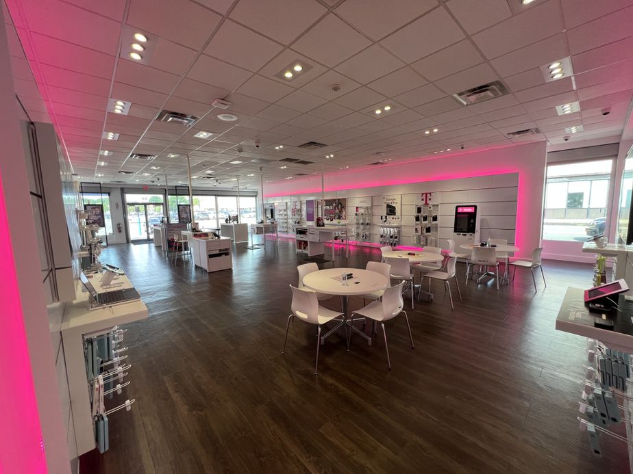  Interior photo of T-Mobile Store at Forest Ave & Barrett, Staten Island, NY 