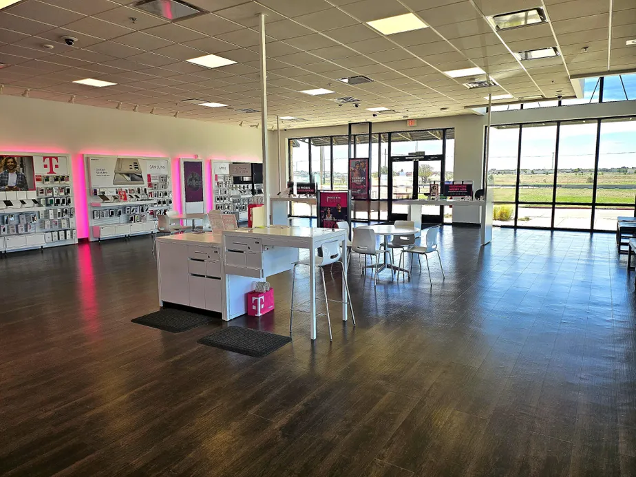 Foto del interior de la tienda T-Mobile en Canyon West, Lubbock, TX