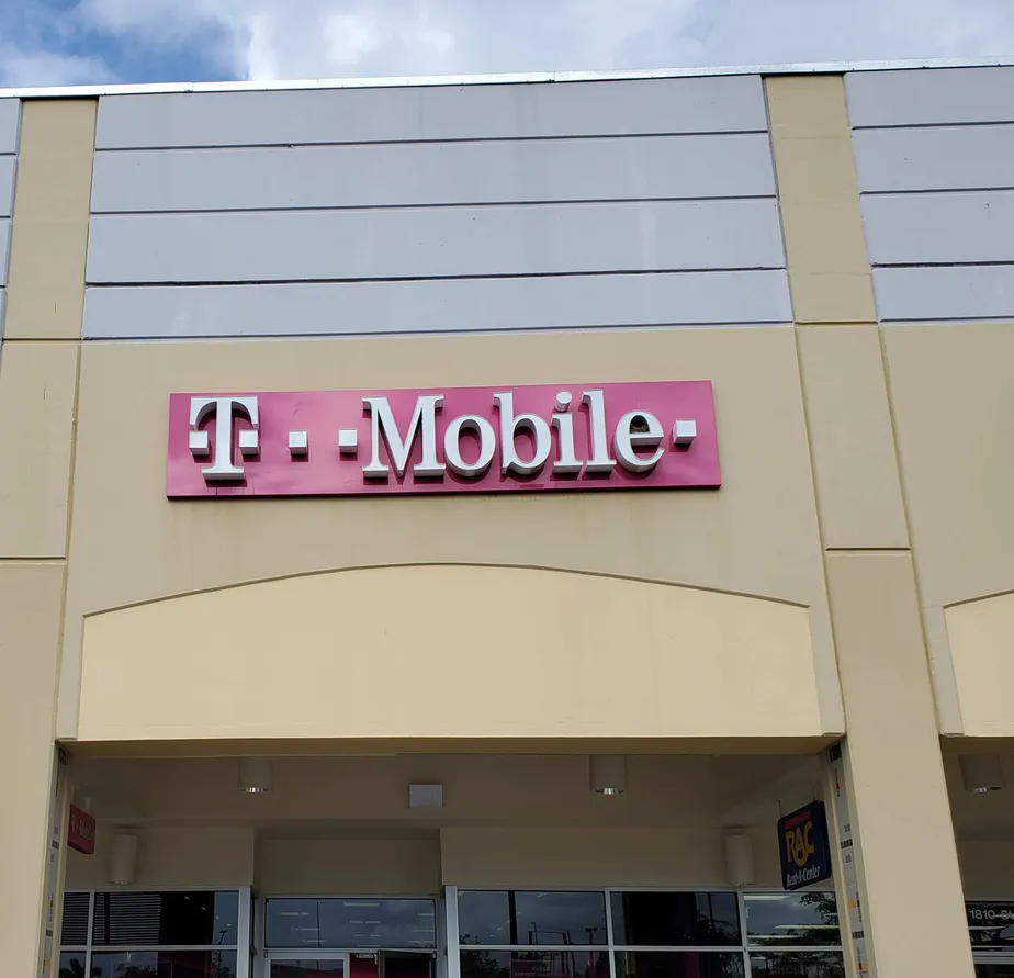 Exterior photo of T-Mobile store at El Monte Town Center, Coto Laurel, PR