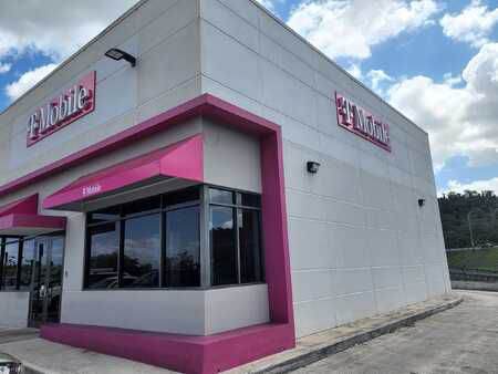 Exterior photo of T-Mobile Store at La Virgencita, Toa Baja, PR