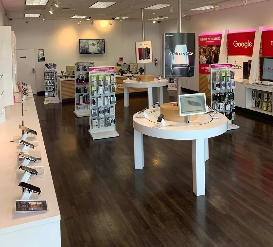 Foto del interior de la tienda T-Mobile en Atlantic & Florence, Cudahy, CA