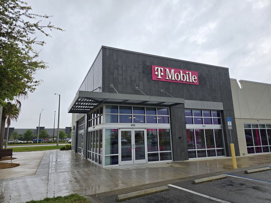 Exterior photo of T-Mobile Store at Tomoka Town Center, Daytona Beach, FL