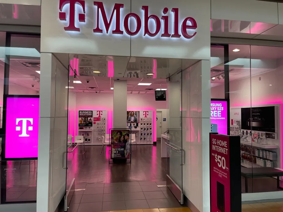 Foto del exterior de la tienda T-Mobile en Palm Desert Mall, Palm Desert, CA