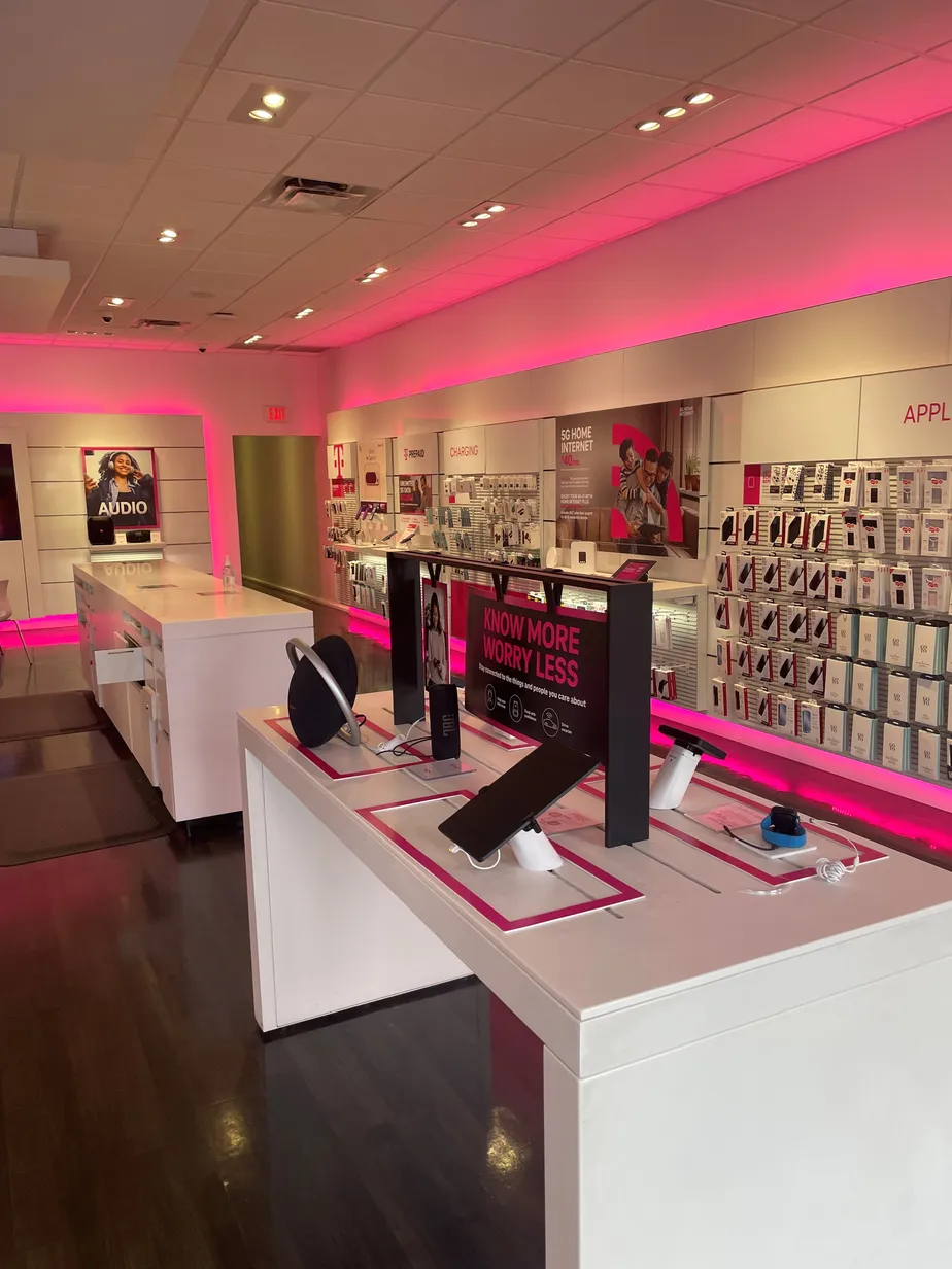  Interior photo of T-Mobile Store at Hillsboro Blvd & Powerline Rd, Deerfield Beach, FL 