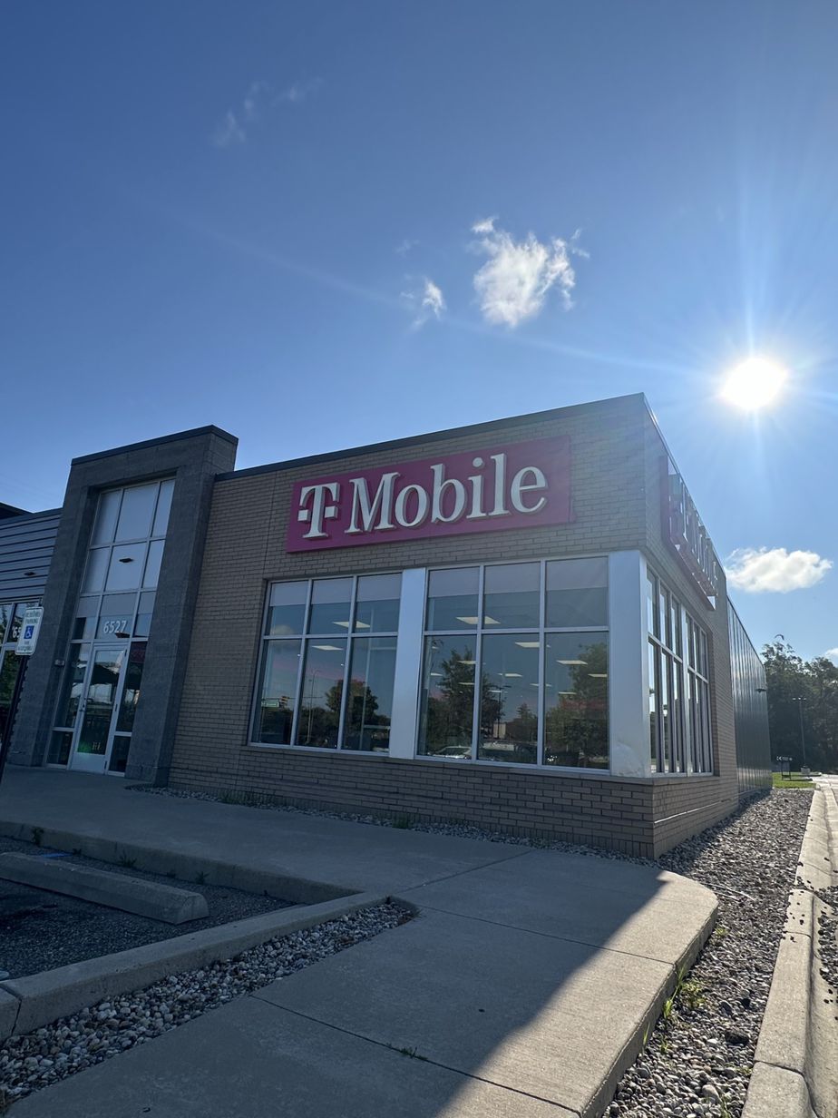 Exterior photo of T-Mobile Store at Westnedge Ave & Ruth, Portage, MI