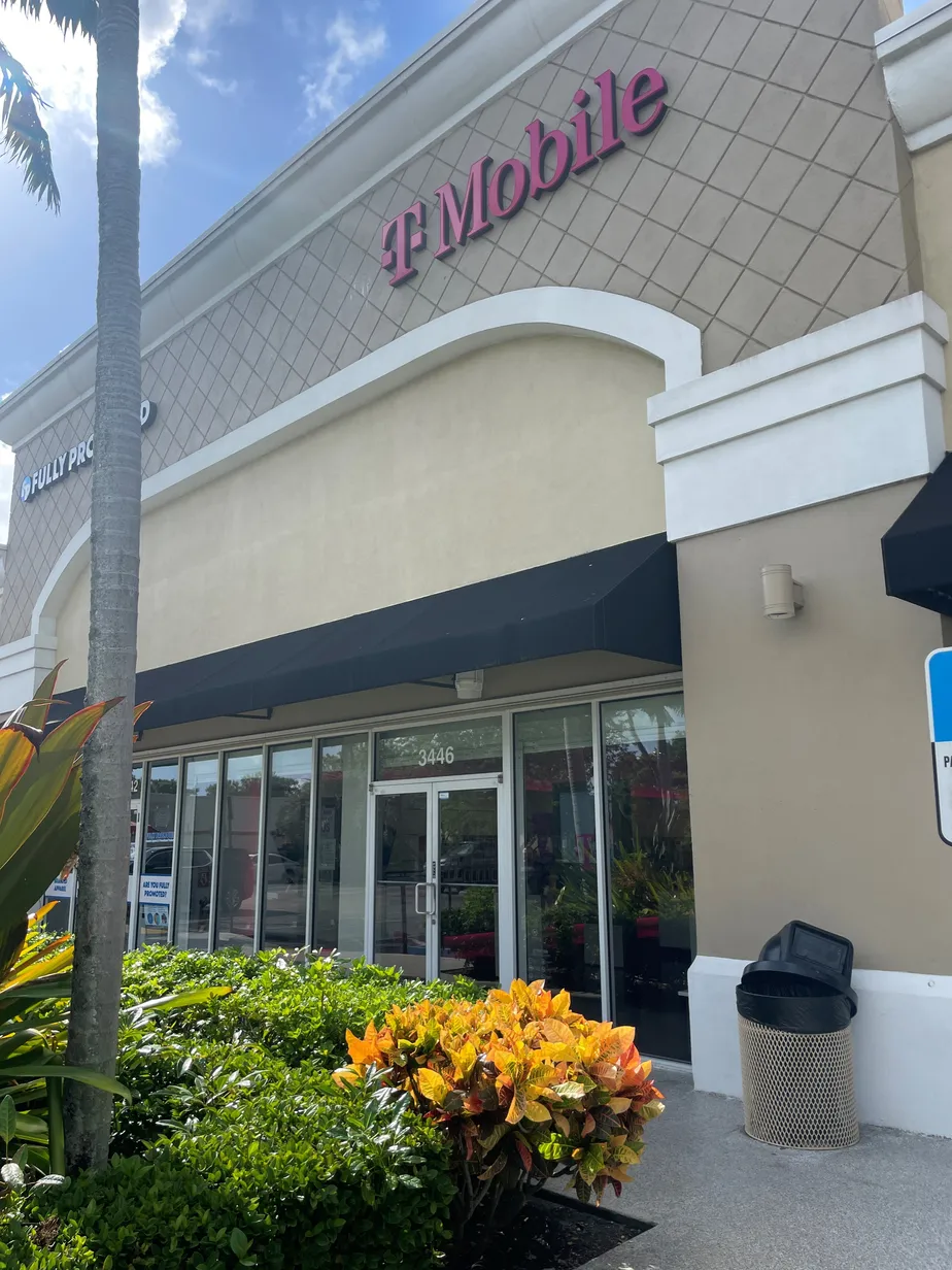  Exterior photo of T-Mobile Store at Hillsboro Blvd & Powerline Rd, Deerfield Beach, FL 