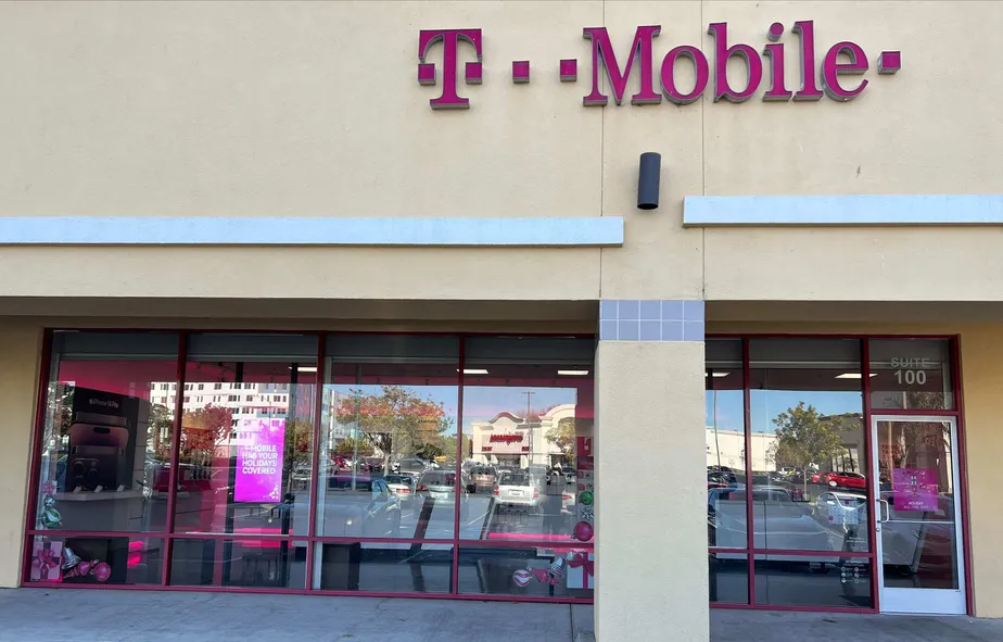 Foto del exterior de la tienda T-Mobile en San Pablo & Hill, El Cerrito, CA