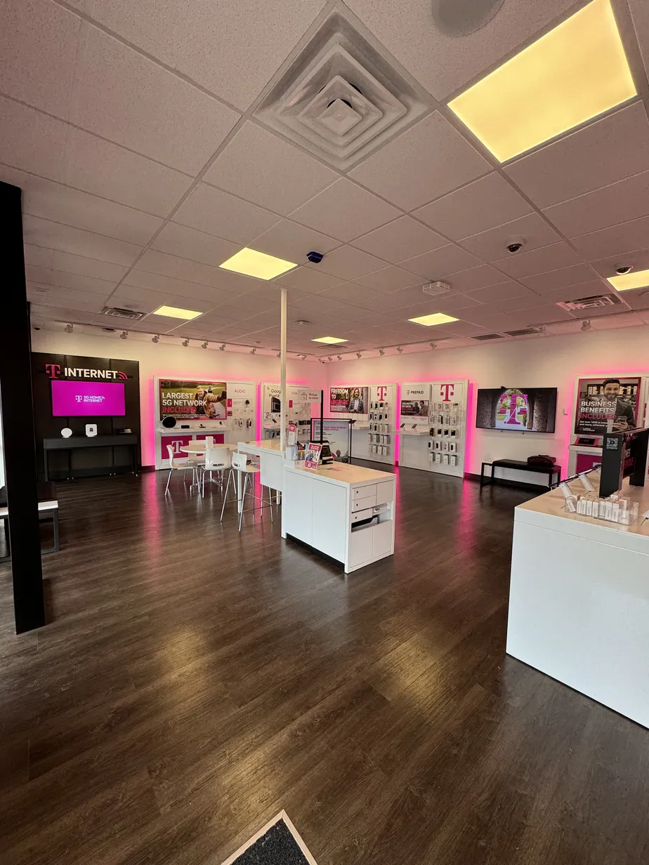  Interior photo of T-Mobile Store at Clemon Dr & Hwy 59, Neosho, MO 