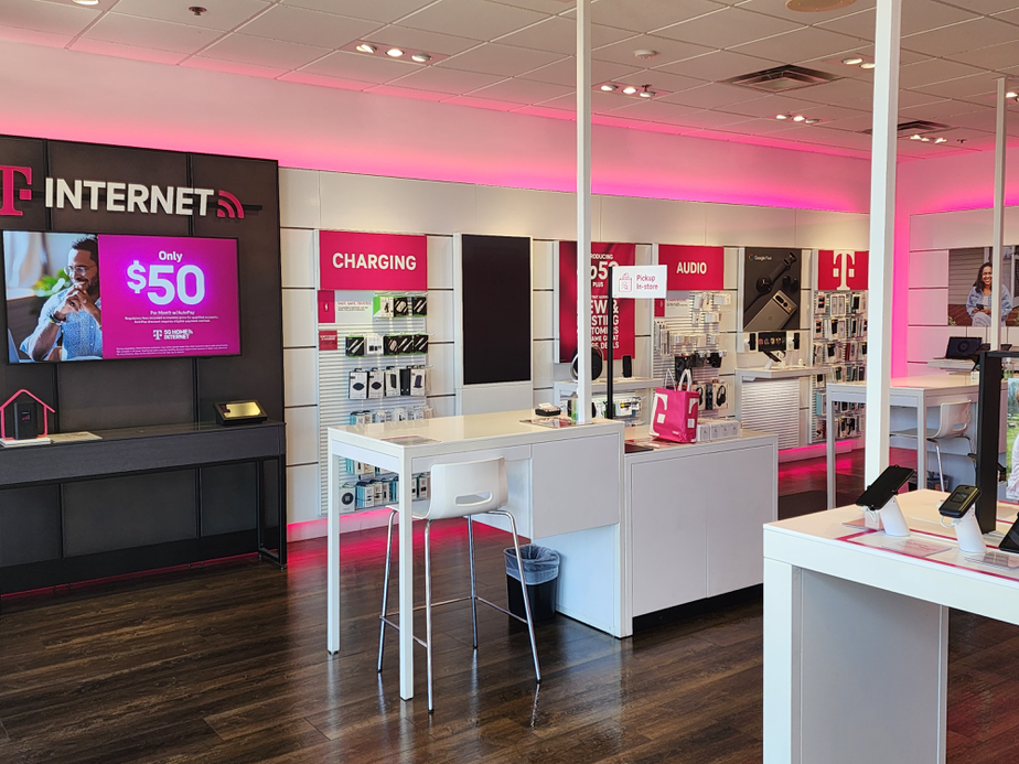  Interior photo of T-Mobile Store at Campbell & Walton, Bowling Green, KY 
