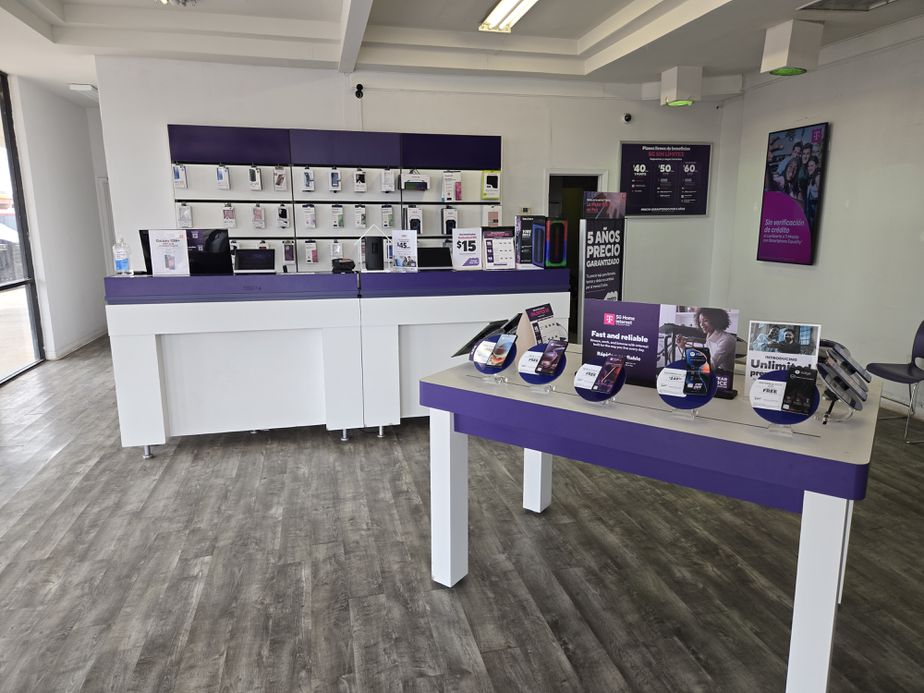 Metro by T-Mobile 201 S Americas Ave - 201 S Americas Ave 