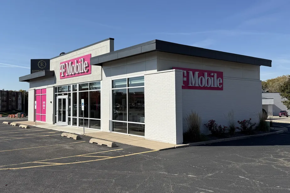  Exterior photo of T-Mobile Store at Glen & University, Peoria, IL 