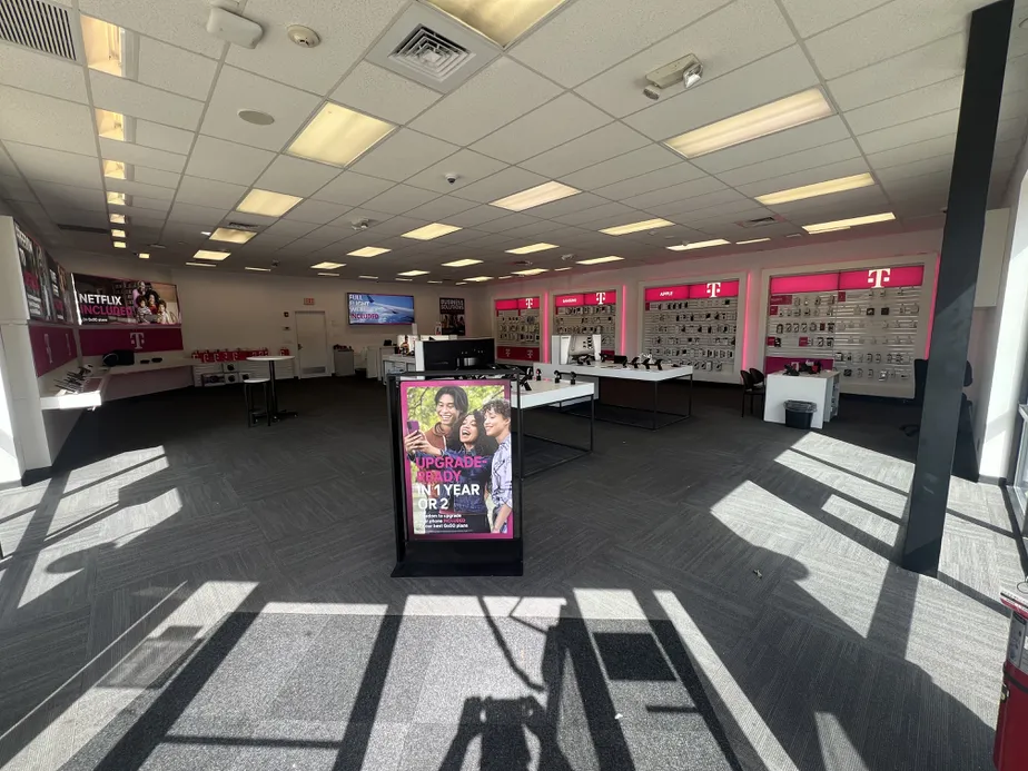 Foto del interior de la tienda T-Mobile en Walpole Mall, East Walpole, MA