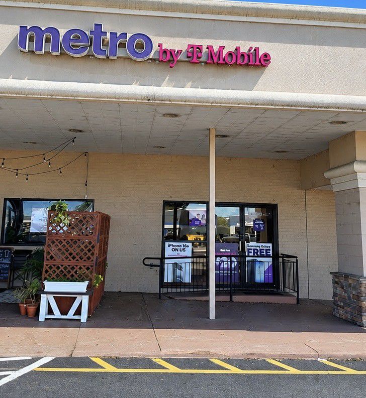 Metro by T-Mobile 441 Jefferson Davis Hwy - 441 Jefferson Davis Hwy 