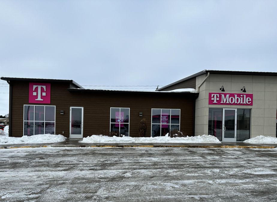 Exterior photo of T-Mobile Store at US 71 & 34th, Spirit Lake, IA