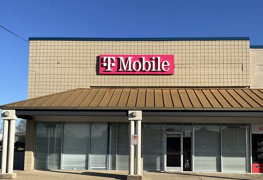  Exterior photo of T-Mobile Store at Watson Blvd & Carl Vinson Pkwy, Warner Robins, GA 