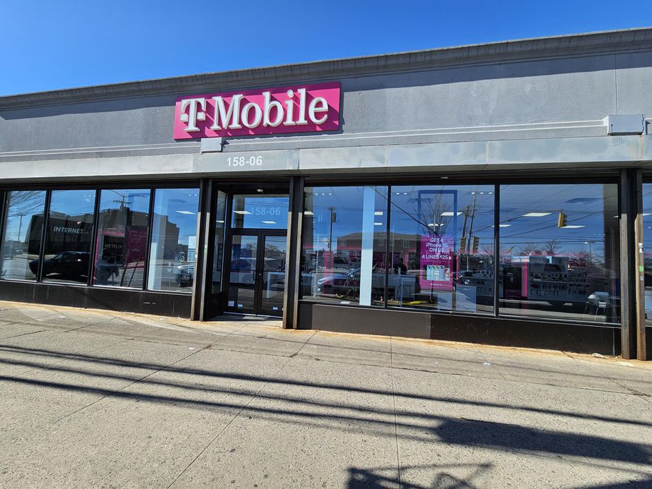 Exterior photo of T-Mobile Store at Cross Bay Blvd & 158th Ave, Howard Beach, NY