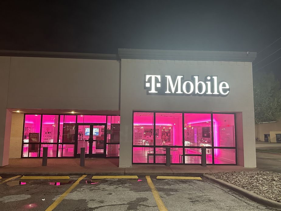 Exterior photo of T-Mobile Store at Campbell Rd & Coit Rd, Dallas, TX