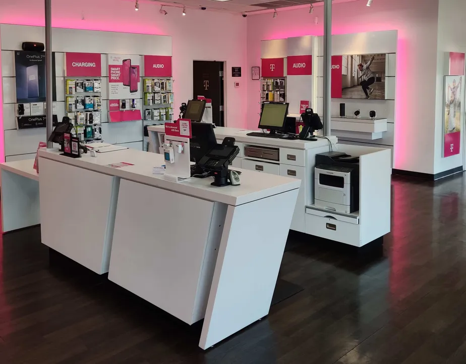 Foto del interior de la tienda T-Mobile en Grant & Swan, Tucson, AZ