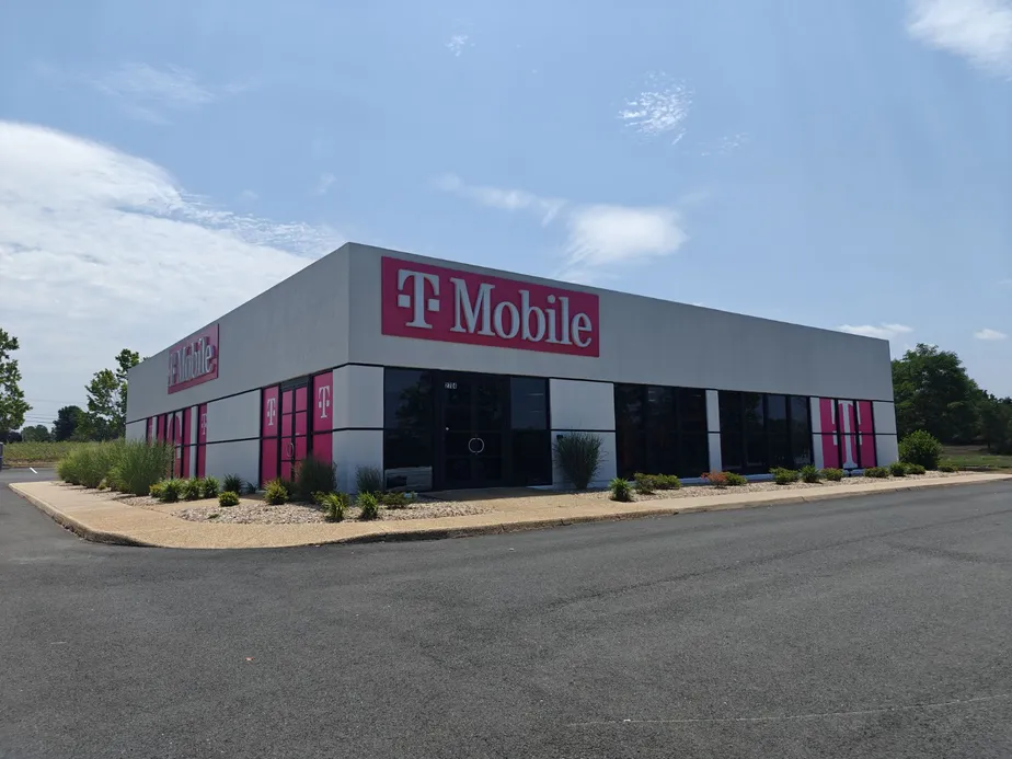  Exterior photo of T-Mobile Store at W Main & Stonewall, Waynesboro, VA 