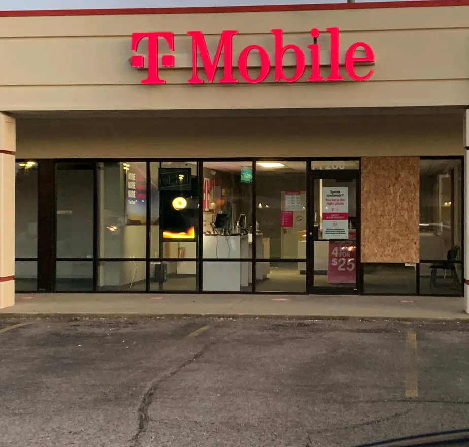 Foto del exterior de la tienda T-Mobile en W Main St & Ridgeview Dr, Lowell, MI
