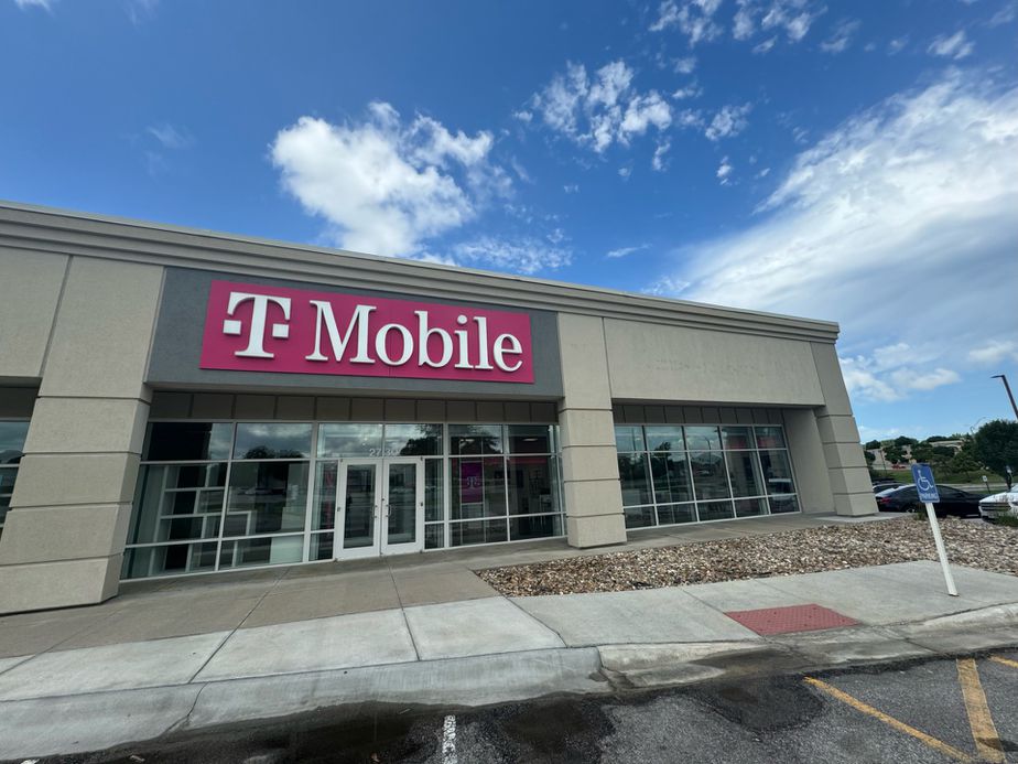 Exterior photo of T-Mobile Store at 140th & Center, Omaha, NE