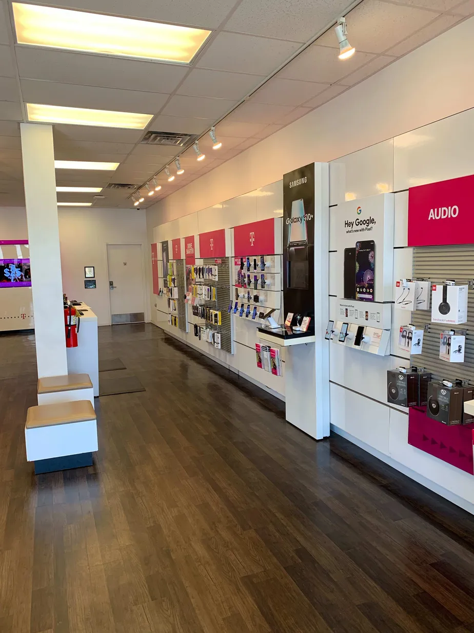 Foto del interior de la tienda T-Mobile en Memorial Dr & Rays Rd, Stone Mountain, GA
