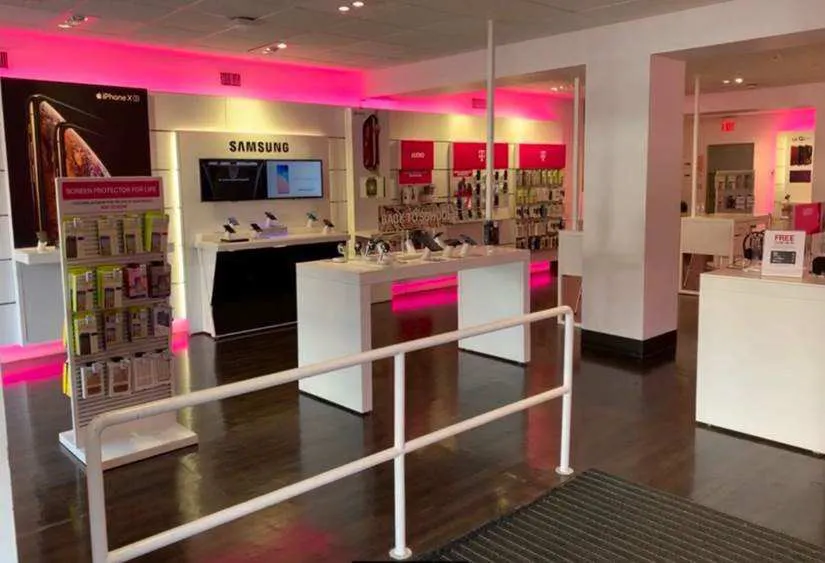 Foto del interior de la tienda T-Mobile en Utica & Linden, Brooklyn, NY