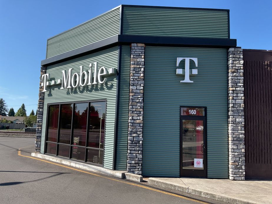 Exterior photo of T-Mobile Store at Ocean Beach Hwy & 32nd Ave, Longview, WA