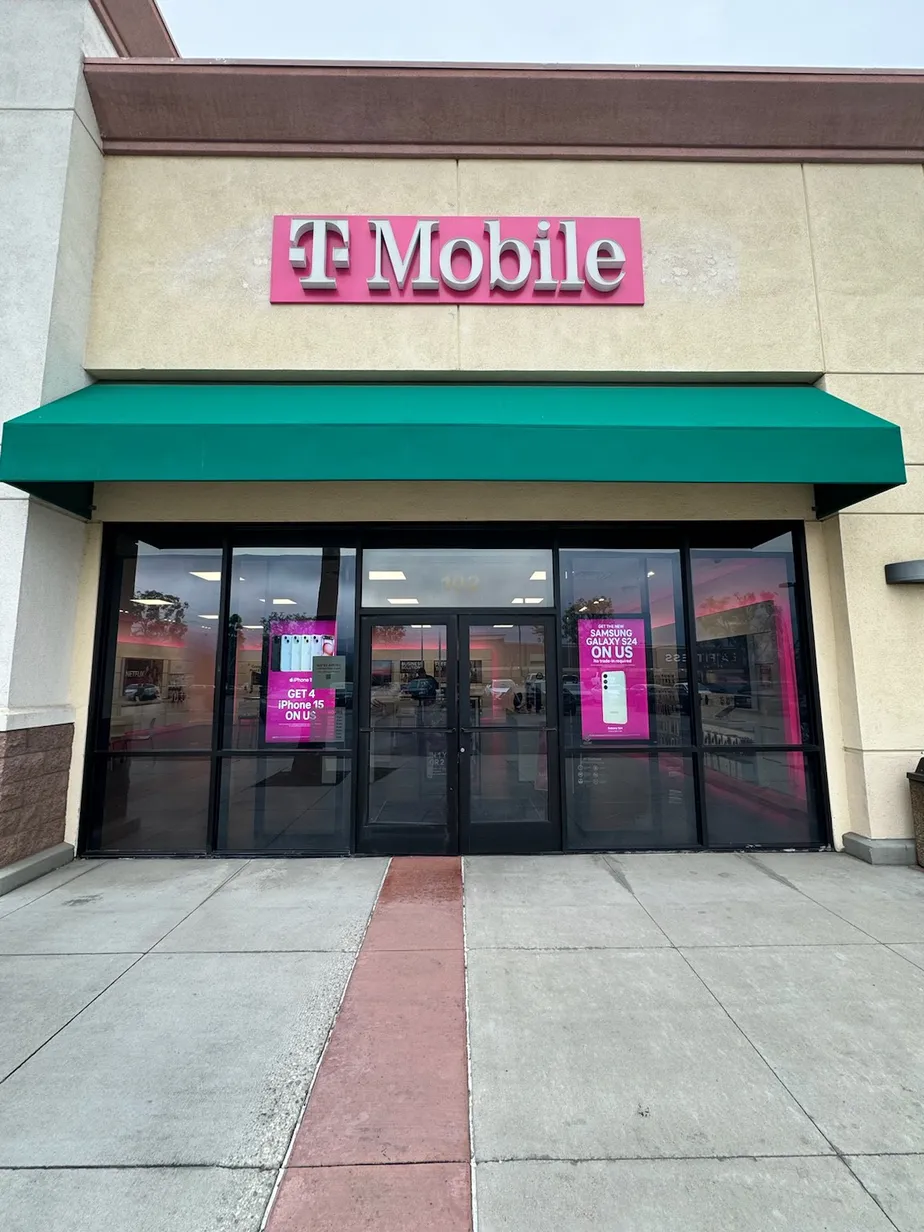 Foto del exterior de la tienda T-Mobile en Hamner Ave & Acre St, Norco, CA