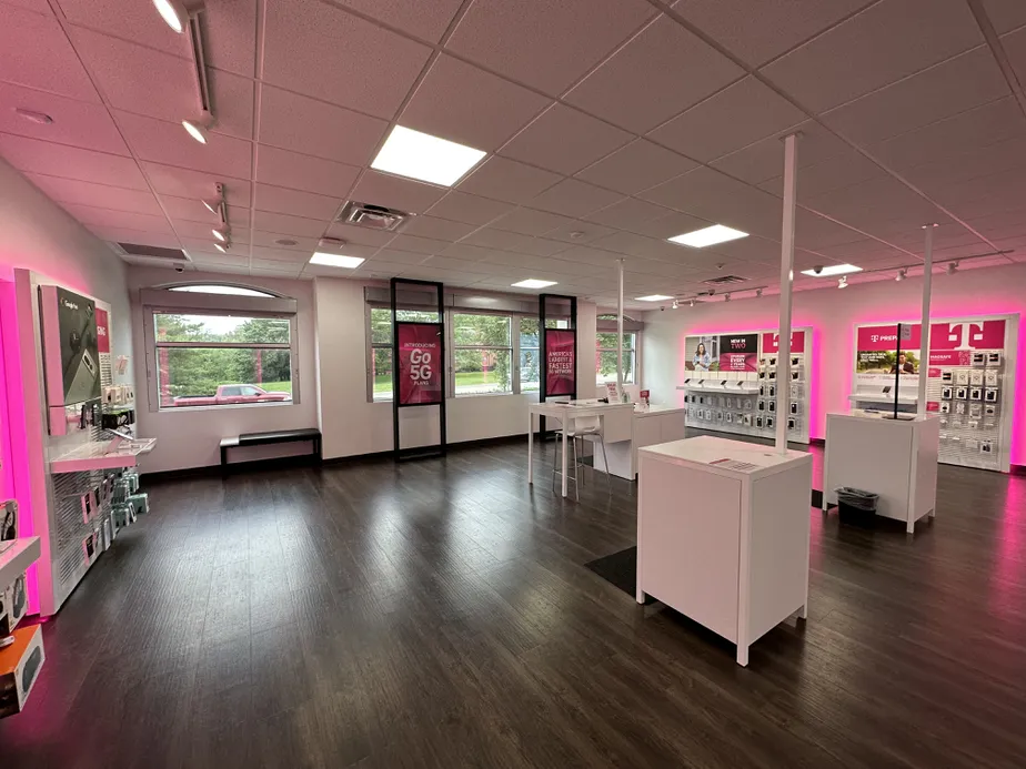 Foto del interior de la tienda T-Mobile en N Bluff Dr & University Ave, Fulton, MO