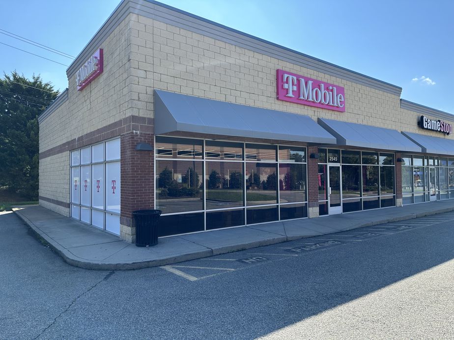 Exterior photo of T-Mobile Store at Chippenham Forest Square, Richmond, VA