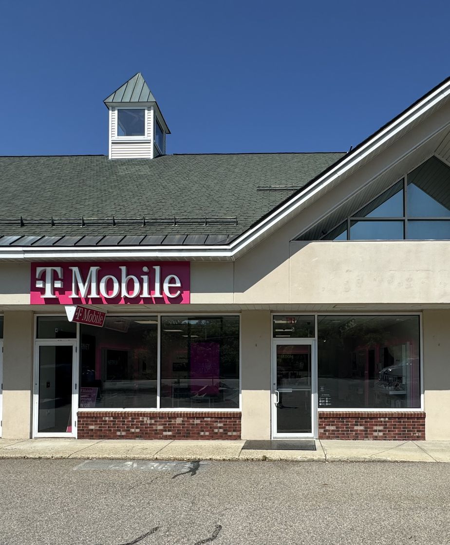 Exterior photo of T-Mobile Store at Cedar & Dilla, Milford, MA
