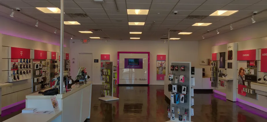 Foto del interior de la tienda T-Mobile en Mentor Ave & Heisley Rd, Mentor, OH