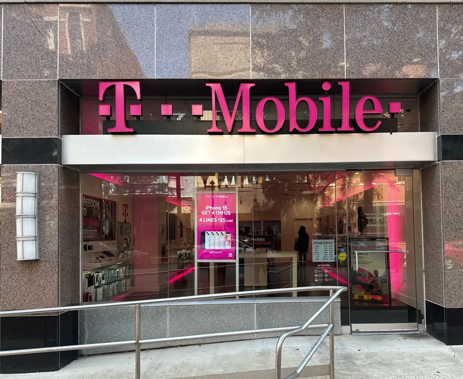  Exterior photo of T-Mobile Store at Market & 9th, Wilmington, DE 