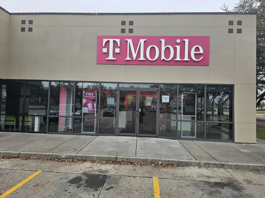 Exterior photo of T-Mobile Store at Barataria Blvd & Lapalco Blvd, Marrero, LA 