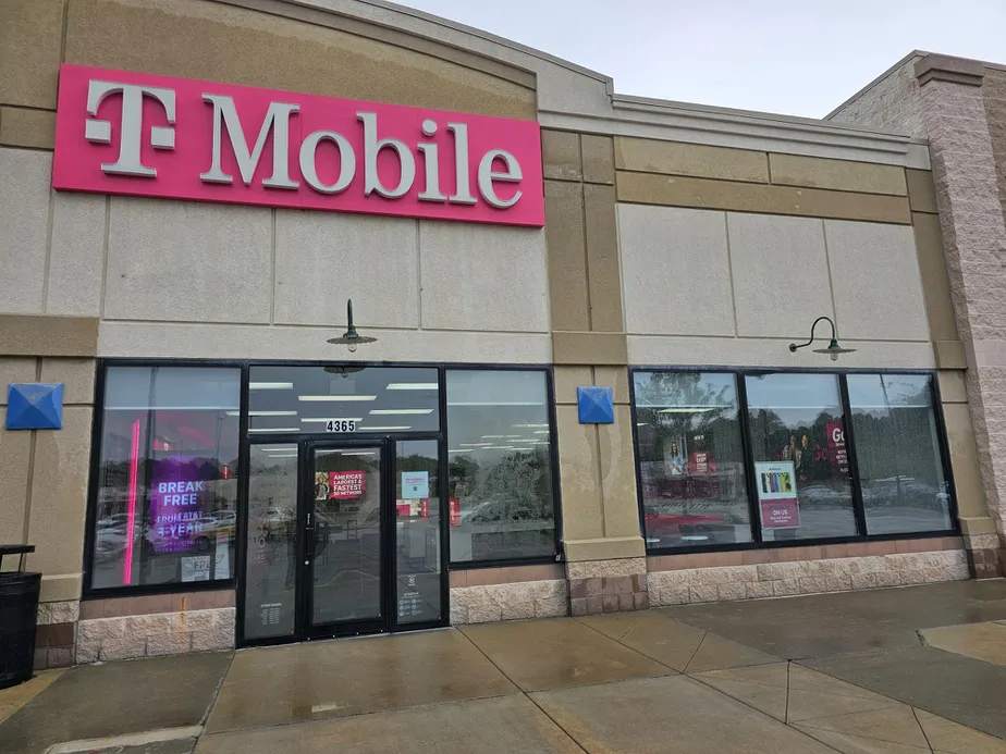 Exterior photo of T-Mobile Store at Chouteau Crossings, Kansas City, MO
