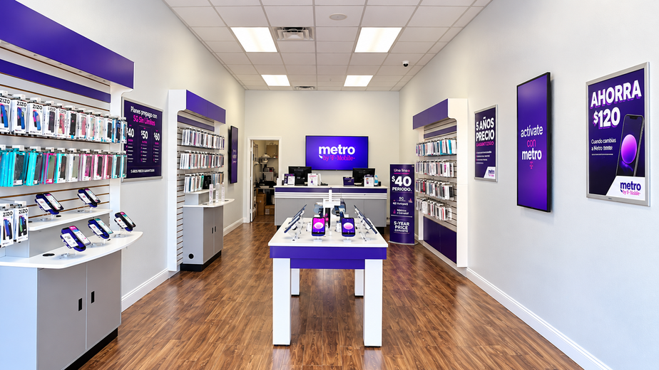 Metro by T-Mobile 1800 W 68th St - 1800 W 68th St 