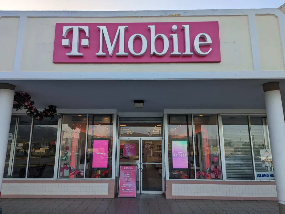 Foto del exterior de la tienda T-Mobile en Juncos Plaza, Juncos, PR